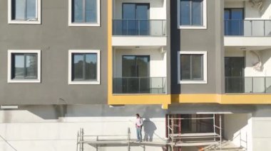 Akdeniz kıyısında 4K hava görüntüleriyle yüksek binaların inşaatının ilerlemesini izleyin. İnanılmaz detaylar..