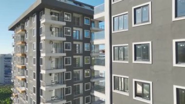 Akdeniz kıyısında 4K hava manzaralı yeni gökdelenlerin yükselişini görün. İnşaat sürecine tanık olun..