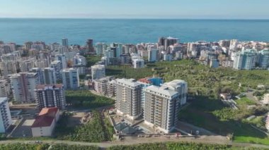 Akdeniz 'de 4K hava manzaralı kıyı inşaatının ilerlemesini izleyin. Yüksek binalar şekilleniyor.