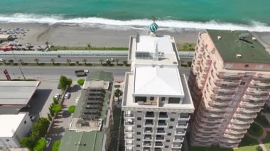 İnsansız hava aracı turu, el değmemiş havuzuyla bir Akdeniz kompleksinin lüksünü yakalıyor..