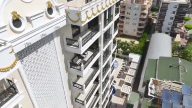 Yükselen bir Akdeniz cenneti manzarası, lüks bir havuz ve cephe içeriyor..