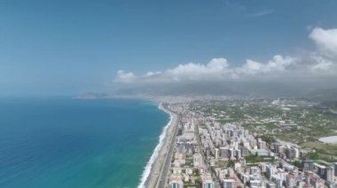 Havadan çekilen 4K görüntülerinde sakin mavi havuz ve lüks bir tatil köyünün beyaz binaları görülüyor..