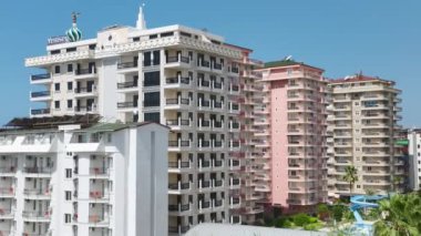 Bir Akdeniz tatil beldesinin mavi havuzu ve beyaz dış görünüşünü yansıtan hava manzarası