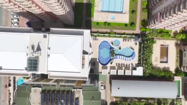 Beyaz mimarinin gök mavisi sularıyla 4K 'da buluştuğu büyüleyici hava manzarası.