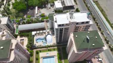 Beyaz bir Akdeniz tatil köyü ve büyüleyici havuzunun gökyüzü kadar yüksek görüntüleri..