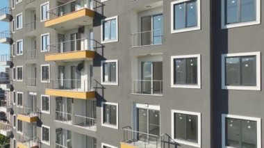 İnsansız hava aracı görüntüleri 4K 'da bir inşaat sahasında çalışan işçileri gösteriyor..