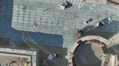 Bu yüksek çözünürlüklü 4K videoda evler yerden yükselirken yukarıdan izleyin.