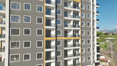 İnsansız hava aracı görüntüleri yeni bir gelişmede ev ve havuzların eş zamanlı binalarını gösteriyor.