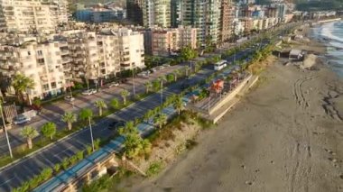 Fırtınalı bir denizin nefes kesici gök mavisi dalgalarına gün batımında 4K hava perspektifinden tanık olun..