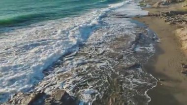Yüksek çözünürlüklü 4K 'da fırtınalı denizlerin ve dingin gök mavisi suların dramatik çarpışmasını tecrübe edin..