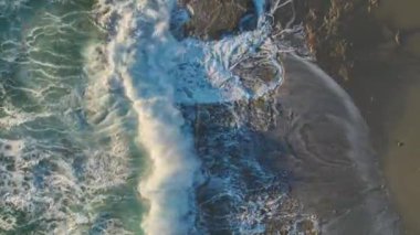 Gök mavisi bir okyanustaki akşam fırtınasını yeni bir yükseklikten bu 4K hava görüntüsüyle yaşayın..