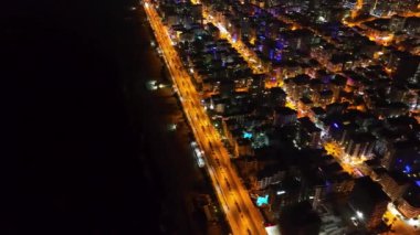 Parlayan binaları ve sokak ışıklarını izle Gece şehrin büyülü bir manzarasını yarat.