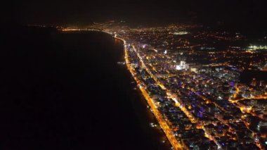 Işıkların altında parıldayan binaların ve caddelerin olduğu hareketli şehri görüyor musun?.