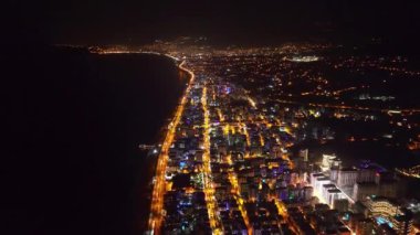 Yolları aydınlatan parlak ışıklarla şehrin çarpıcı gece manzarasına bakın..
