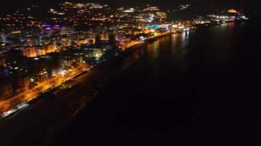 Şehrin sokaklarını ve gökdelenlerini aydınlatan renkli gece ışıklarına bakın..