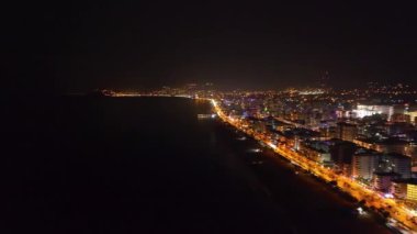 Parıldayan ışıklar ve hareketli caddelerle güzel bir şehrin gece canlanmasını izle..