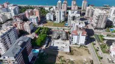 İnşaat için demirleri büken ve beton döken işçilerin yoğun inşaat alanını gözlemleyin..