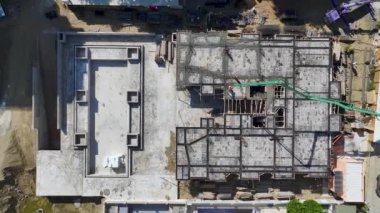 İnşaat alanında güçlü bir temel oluşturmak için demirleri güçlendiren ve beton döken işçiler.