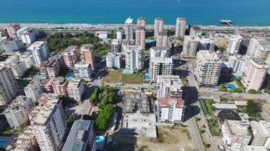 İnşaat işçilerinin yeni bir yapı inşa etmek için demirleri itinayla büktüğünü ve beton döktüğünü görün.