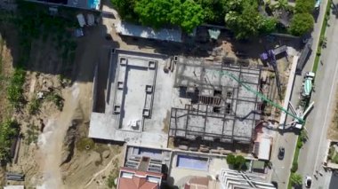 İnşaat işçilerinin beton bükerek ve beton dökerek güçlü bir temel oluşturmasını izleyin.