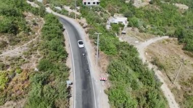 Güzel dağ manzaraları ve dolambaçlı yollarda açık bir arabada manzaranın tadını çıkar..