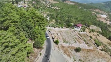 Pahalı dağ geçitleri boyunca panoramik manzaralı üstü açık bir yolculuk izleyin..