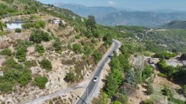 Huzurlu dağ vadilerinde dolambaçlı, üstü açık bir arabanın güzel yolculuğunun tadını çıkar..