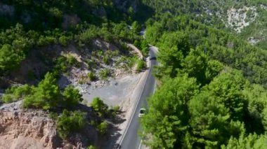 Dağlarda, nefes kesici manzaralı ve dolambaçlı yollarla üstü açık bir yolculuk..