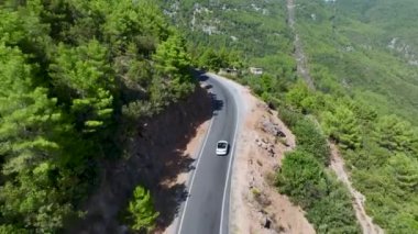 Üstü açık bir arabada güzel dağ manzaraları arasında gezinmenin tadını çıkar..