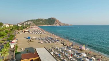 Akdeniz kıyısında berrak mavi suları ve yumuşak kumları olan çarpıcı bir sahil görün..