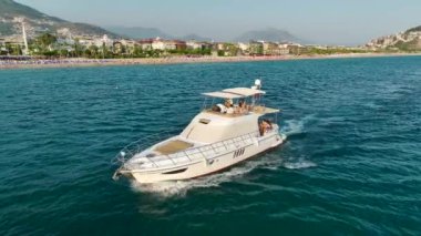 Akdeniz 'in berrak mavi sularında süzülen çarpıcı beyaz yatı izleyin..