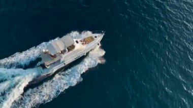 Akdeniz 'in berrak mavi sularında seyahat eden beyaz bir yatın manzarasının tadını çıkarın..