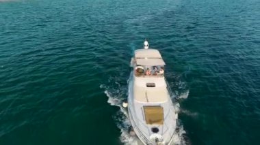 Nefes kesici beyaz bir yatın nefes kesici manzarasının tadını çıkarın çarpıcı Akdeniz kıyı şeridinde gezinen.