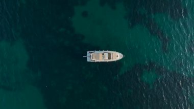 Akdeniz 'in huzurlu sularında süzülen lüks beyaz yatın keyfini çıkarın..