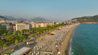 Akdeniz sahilinin yumuşak beyaz kumsalını seyredin. Yumuşak dalgalar kıyıya vururken..