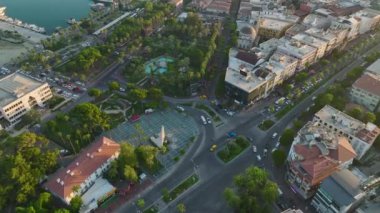 Alanya 'nın deniz kenarı ve şehir merkezinin yemyeşil parklarla çevrili manzarasının tadını çıkarın..