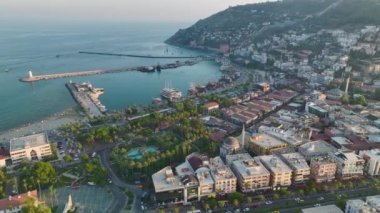 Parlak, güneşli bir günde Alanya 'nın canlı şehir merkezinin ve sahil kenarının manzarasını izle..