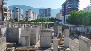 İnşaat sürecinin bir parçası olarak büyük bir inşaat sahasına beton döken işçileri izleyin.