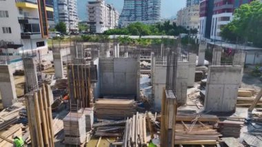 Bir inşaat projesinin erken safhalarında işçiler tarafından beton dökülmesine bakın.