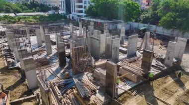 Büyük bir inşaat projesinin parçası olarak işçiler beton döküyor..
