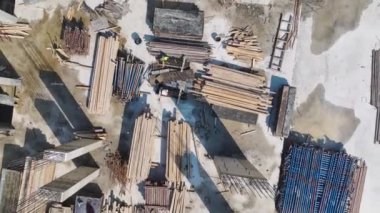 İşçiler yeni bir inşaat projesinin temelini oluştururken beton döküyorlar.