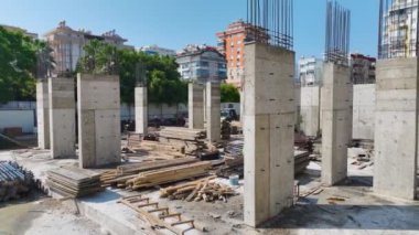 Yeni bir yapının temelini atmak için beton döken inşaat işçilerine bakın..