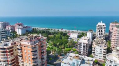 Temeli hazırlarken büyük bir inşaat sahasına beton döken işçilere bakın..