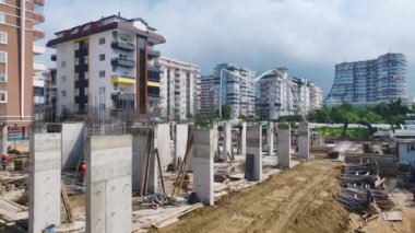 Büyük bir inşaat projesinin parçası olarak inşaat işçilerinin beton dökmesini izle.