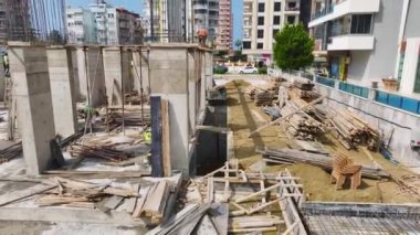 İnşaat alanındaki büyük bir binanın temeli için beton döken işçilere dikkat edin..