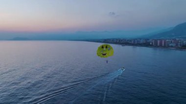 Deniz ve şehrin çarpıcı bir zemin oluşturduğu gün batımında deniz yolculuğunun tadını çıkarın..