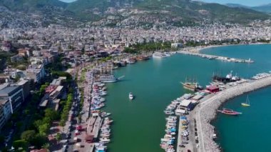 Kalabalık bir yat festivali görün. Yüksek sesli müzik, dans ve DJ 'ler denizde parti verenleri eğlendiriyor..