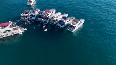 Yat festivalinin heyecanını yüksek sesli müzik, DJ ve suda eğlenen insanlarla izleyin..