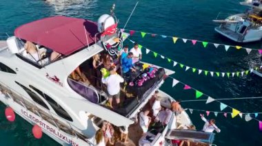 Denizdeki bir yat festivalinin tadını çıkarın. İnsanlar bir DJ 'in yüksek sesli müziğiyle eğleniyor..