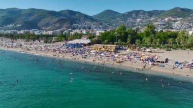 Denizde insanlarla dolu bir yat festivali izlemek, bir DJ ve yüksek sesli müzik heyecan verici bir parti ortamı yaratıyor..